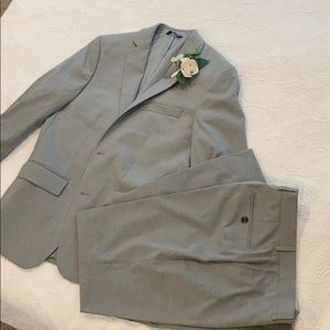 40R APT 9 grey suit jacket and 32/32 pant